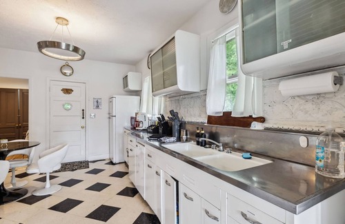 Ashtabula House | Unique Stay! Cottage + RV - By Marina & Strip