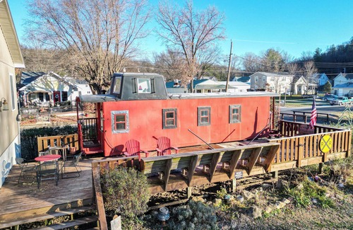 Hartsburg Cottage | Unique traincar stay at the Katy Caboose!