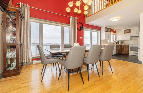 Laprairie House | Unique Waterfront House 4 BDRs/Near MTL/Fishing