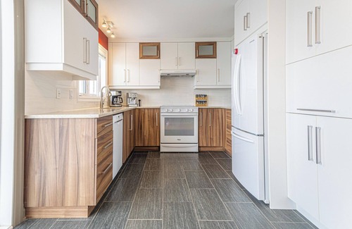 Laprairie House | Unique Waterfront House 4 BDRs/Near MTL/Fishing
