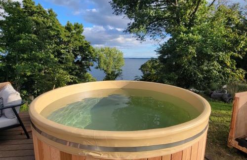 Howe Island House | Unique waterfront house with private beach