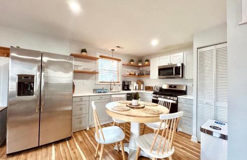 Wildwood House | Unique Wildwood 3 BR 1,5 BA Entire House in the Heart of Wildwood!