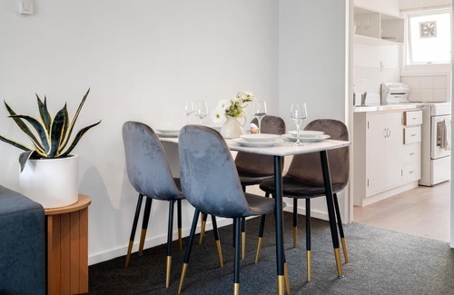 Sydenham House | Unit with Spa Bath Close to City