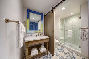 Florida Center Resort | Universal's Loews Sapphire Falls Resort