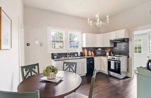 Kannapolis House | University Mill House-Relax & Explore/Stylish Escape with King bed/Firepit