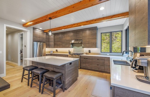 Roslyn House | Unlock Hidden Gem Luxury | Spa/GmRm/EV + Wlk to Nelson Farm