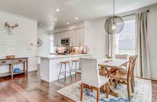 Nelscott House | Unmatched Award Winning Olivia Beach Escape, Pet Friendly, Hot Tub, Volleyball, Park, Seasonal Pool