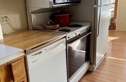 Conesus Cottage | Unplug And Unwind On The Point. Family Friendly, Nearby Historic Geneseo, NY