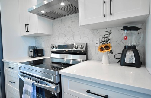 Calgary House | Unveiling Serene Sophistication:Your Ideal 3 Bedroom Escape in Northwest Calgary