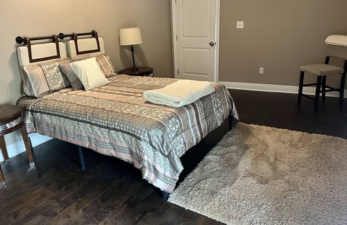 Sumrall House | Unwind at this cozy 8 bedroom home that’s in a very peaceful area.