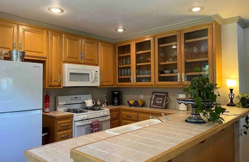Arkadelphia Cabin | Unwind at this peaceful oasis on the Ouachita River in Caddo Valley.