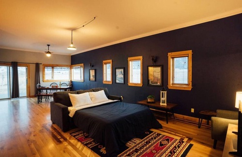 Pray House | ★ Unwind ★ Historic Pray Homestead | Ace Location!