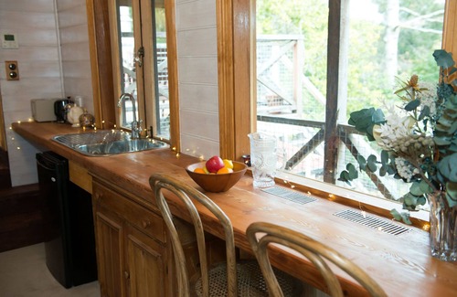 Crafers Apartment | Unwind Holidays Camellia Cottage: Hideaway in the Picturesque Adelaide Hills.