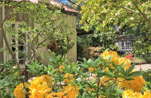 Crafers Apartment | Unwind Holidays Camellia Cottage: Hideaway in the Picturesque Adelaide Hills.
