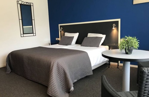 Renesse Hotel | Unwind in Cozy Haven w/Onsite Dining, Parking near Seaside Escape & Local sites
