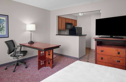 Folsom Hotel | Unwind in our King Studio w/Balcony & Kitchen, Overlooking Folsom's Scenic View
