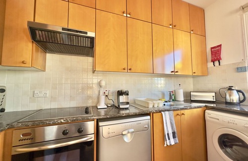 Universal Apartment | Unwind in this Spacious Penthouse with Breathtaking Views & large communal pool