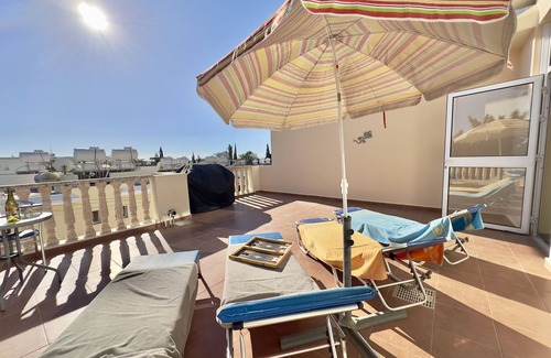 Universal Apartment | Unwind in this Spacious Penthouse with Breathtaking Views & large communal pool