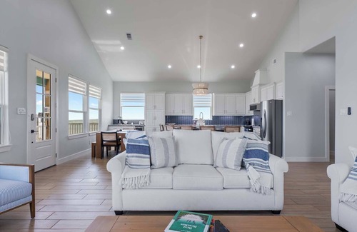 Palacios House | Unwind on the Bay- Fishing, Pool, Tennis, Basketball courts & Kids' Playground