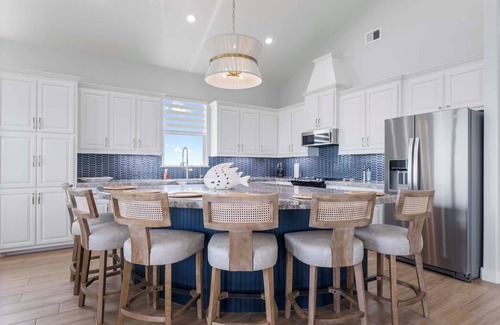 Palacios House | Unwind on the Bay- Fishing, Pool, Tennis, Basketball courts & Kids' Playground