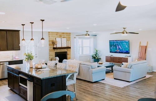 Keller House | Unwind - Outdoor Living and Hot Tub, Shops and Restaurants Nearby