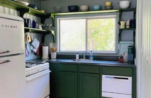 Clarkston Cabin | Up North feel in Clarkston, Lake cabin with kayaks