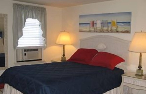 Surf City Apartment | Updated 1 bedroom second floor duplex on the oceanblock in Surf City