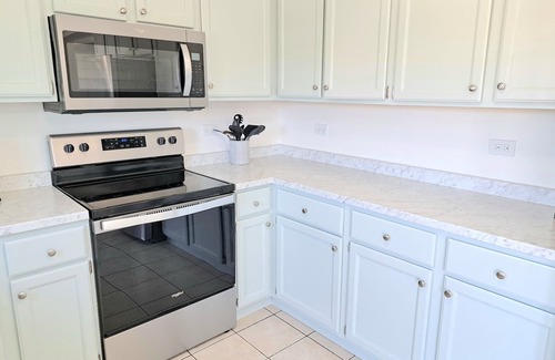 Roselle Apartment | Updated 2bdrm Condo - Walk to Train!