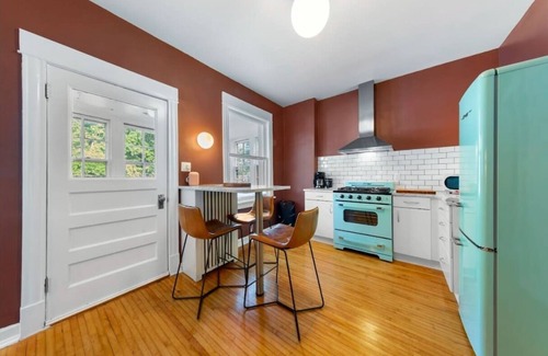 Wrigleyville Apartment | Updated 3 Bedroom Chicago Historic Andersonville