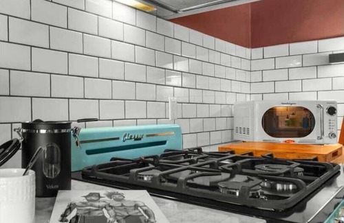 Wrigleyville Apartment | Updated 3 Bedroom Chicago Historic Andersonville