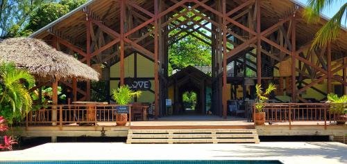 Palmetto Bay House | Updated Beachfront Paradise Infinity Pool Roatan