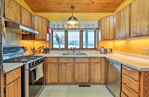 Burlington Cabin | Updated Cabin on 7 Acres - Day Trip to Lake Geneva