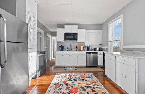 West Hartford Apartment | Updated & Cozy 2bd Near Blueback w. Off street Parking, Utilities + Wifi
