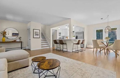 Trumbull House | Updated, cozy single family in Fairfield County