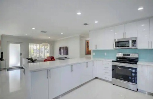 Oakland Park House | Updated Mid Century 3 Bedroom Salt Wtr Pool Outdoor Shower