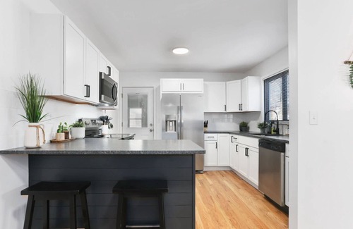 Nall Hills House | Updated Modern 4 Bedroom |King Bed |Close to shops