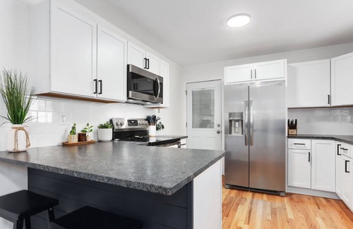 Nall Hills House | Updated Modern 4 Bedroom |King Bed |Close to shops
