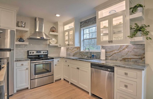 Downtown House | Updated & Modern House < 1 Mi to Dtwn Bentonville!