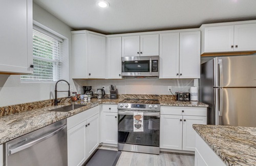 Brent House | Updated Pensacola Home ~ 7 Mi to Beach!