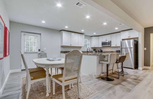Brent House | Updated Pensacola Home ~ 7 Mi to Beach!