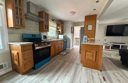 Church Street House | Updated Riverdale Gem Outdoor Firepit, Back Deck, Play room, Close to Airport