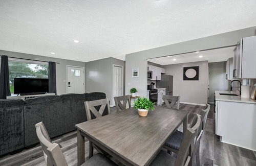 Bedford Heights House | Updated & Spacious Ranch with Yard