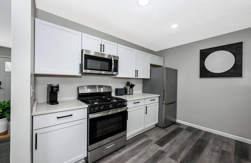 Bedford Heights House | Updated & Spacious Ranch with Yard