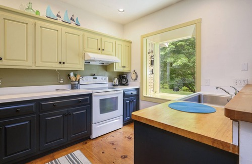 East Harwich House | Updated Spacious Central AC and Dog Friendly Normas Cape Escape