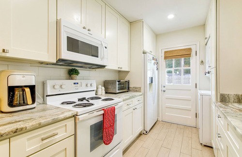 East Memphis House | Updated Suburban Retreat: 8 Mi to Dtwn Memphis!