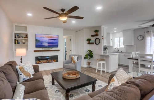 Del Mar Condo | Upgraded Condo steps to the beach