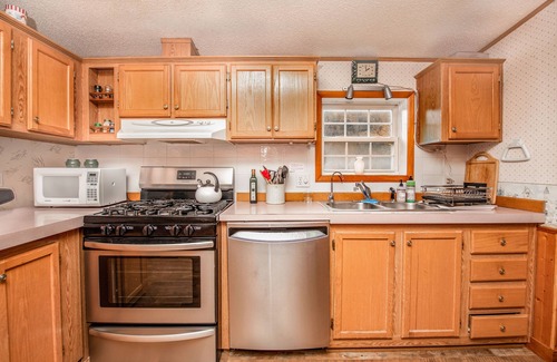 Hunter House | Upgraded! Perfect location seconds from Hunter Mtn! Incredible views! King bed!