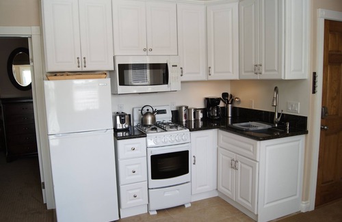 Grant Hill Condo | Upgraded Unit w/Bay & Bridge Views. Close to DT, Conv Ctr, Zoo, Beaches, Parks.