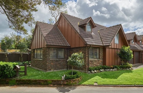 Palmerston North House | Upmarket Townhouse - walk to CBD. Park-like surroundings. *spa pool*