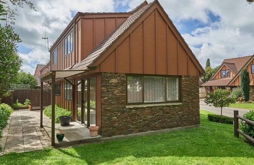 Palmerston North House | Upmarket Townhouse - walk to CBD. Park-like surroundings. *spa pool*